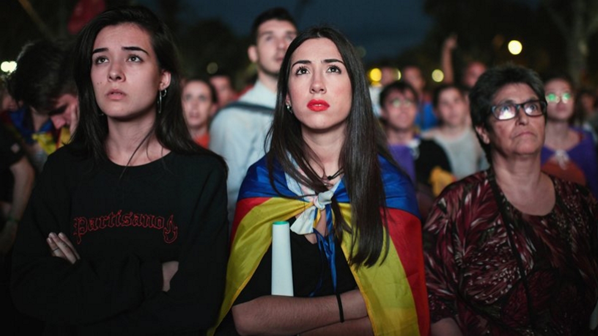 Молоді та гарячі прихильники каталонської незалежності слухали її «проголошення» з сумними обличчями Фото: Jeff J Mitchell/Getty Images