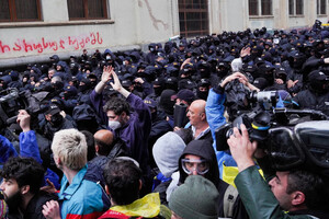 У Тбілісі силовики відтіснили протестувальників від входів у парламент