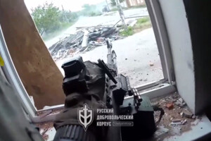 Російські добровольці показали, як викурюють окупантів із Вовчанська
