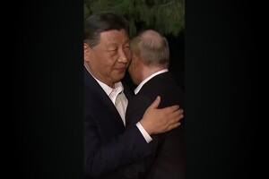 Представник Білого дому пояснив, який сигнал могли надіслати Путін і Сі, коли обійнялися під час зустрічі в Пекін
