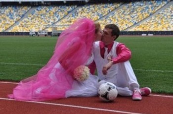 «НеОлимпийский» вид НСК: вместо спортсменов на дорожках – свадьбы на газоне