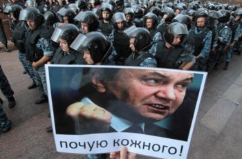 Надзвичайний стан. Чи є у Януковича останній козир?
