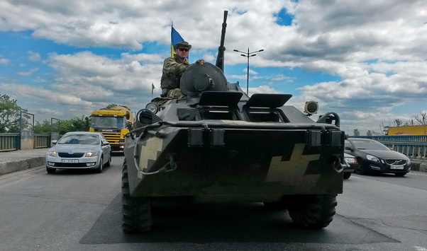 У Києві на мосту застрягла колона бойової техніки