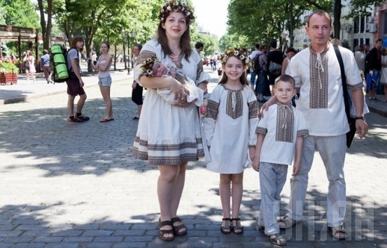 В Одесі понад 1,5 тисячі людей вийшли на «Мегамарш у вишиванках»