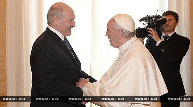 Лукашенко і Папа Римський обмінялися подарунками (ФОТО)