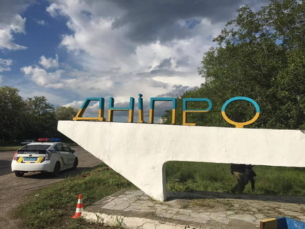 Комунальники Дніпра зрізали «петровськ» зі стели при в’їзді у місто