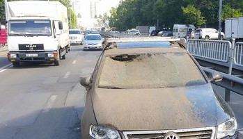 На Чоколівському бульварі прорвало трубу: фонтан каменів і бруду травмував дівчину-водія