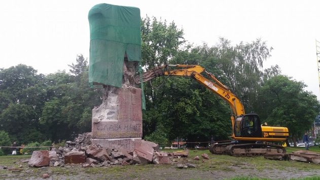 В Києві активісти за допомогою екскаватора намагаються знести пам'ятник чекістам