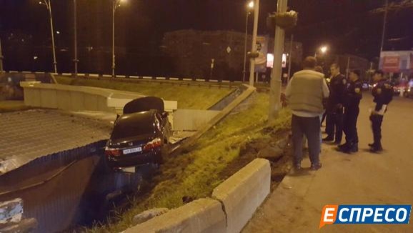 ДТП у Києві: автомобіль вилетів на дах кіоску