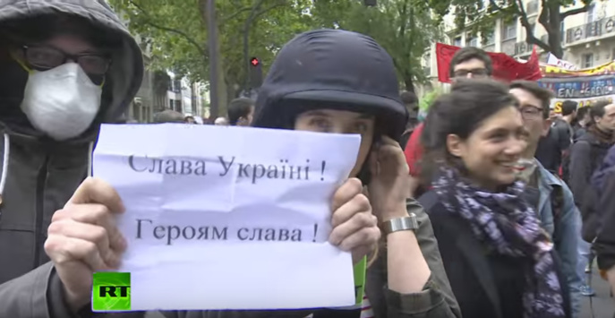 У Франції плакатом «Слава Україні!» зірвали зйомку сюжету пропагандистам з РФ 