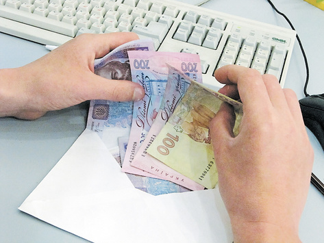 Держстат: У квітні знизилася середня зарплата українців