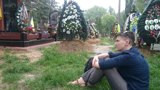 Савченко сходила на могили друзів-бійців АТО (ФОТО)