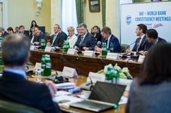 Україна залишається рішуче налаштованою на реформи - Порошенко 