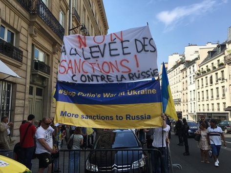 Українці біля Сенату Франції мітингують проти скасування санкцій щодо Росії 