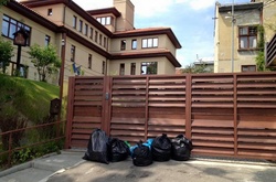 Активісти завалили будинок мера Львова сміттям (ФОТО, ВІДЕО)