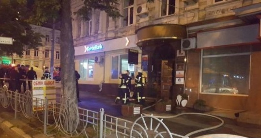 У центрі Києва стався вибух: рятувальники евакуйовують людей