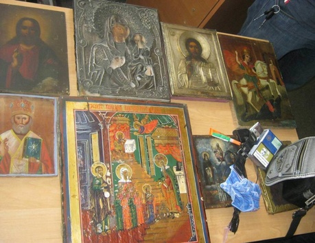 Українець намагався вивезти в Росію старовинні ікони та ордена