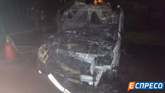 У Києві горіли декілька автомобілів: поліція розглядає версію підпалу