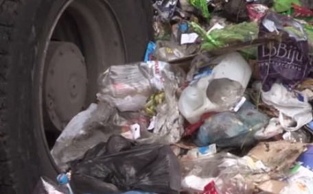 Кияни блокують проїзд сміттєвозів зі Львову