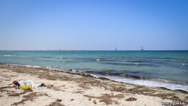 Окупаційна влада визнала: при Україні на кримських пляжах відпочивальники лежали в два шари