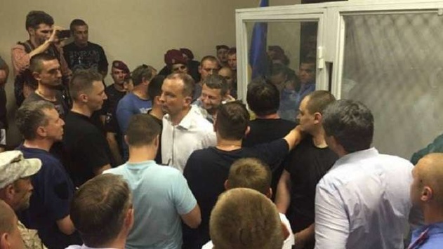 Активісти у Києві під Печерським судом збираються встановити намети