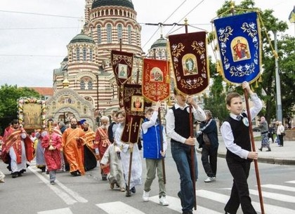 У Харкові відбувається «Хресний хід за мир» з георгіївськими стрічками