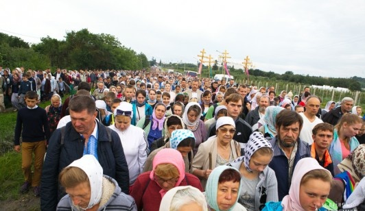 Московська церква веде на Київ колони в оточенні людей в камуфляжі