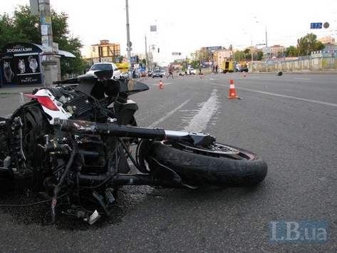 В результаті зіткнення мотоцикла та вантажівки у Києві загинуло двоє людей