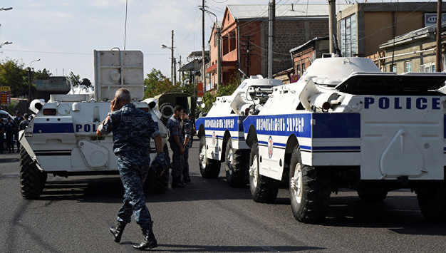 Захоплення заручників у Єревані: в будівлі поліції утримуються ще п’ять осіб