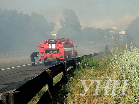 Біля Маріуполя рятувальники 9 годин не можуть загасити пожежу 