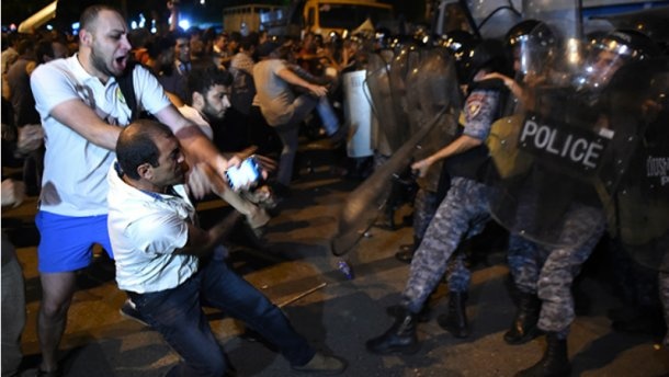Поліція розігнала демонстрантів в Єревані 