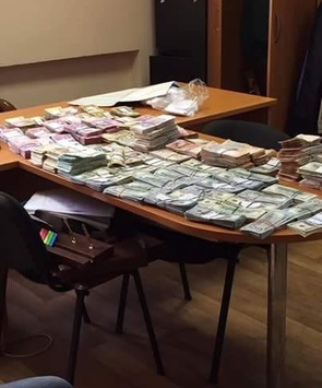 На хабарі затримані посадові особи однієї з податкових інспекцій Києва