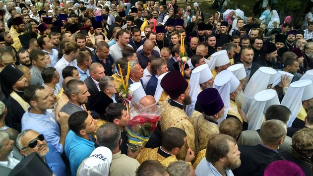 Учасники хресного ходу московської церкви розпочали вечірній молебень