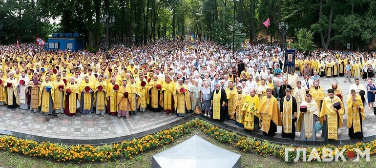 Патріарх Філарет проводить молебень на Володимирській гірці в Києві