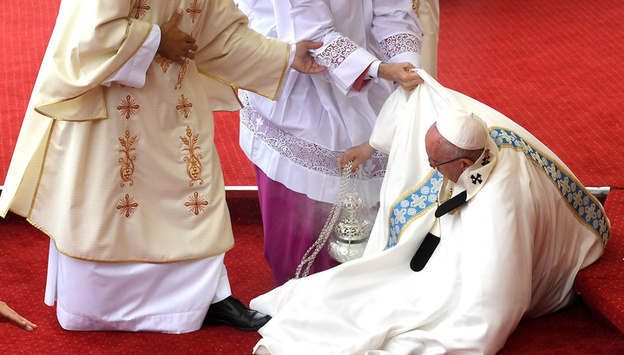 Папа Римський впав під час святкової меси в Польщі
