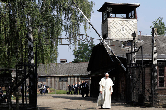 Папа Римський вперше відвідaв концтабір Освенцим