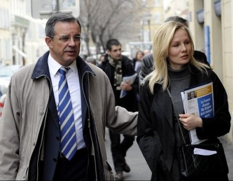 У скандального французького депутата, який відвідав окупований Крим, дружина виявилась росіянкою