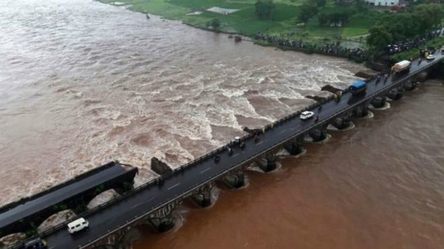 В Індії обвалилась естакада: в річку впали автобуси та автівки 