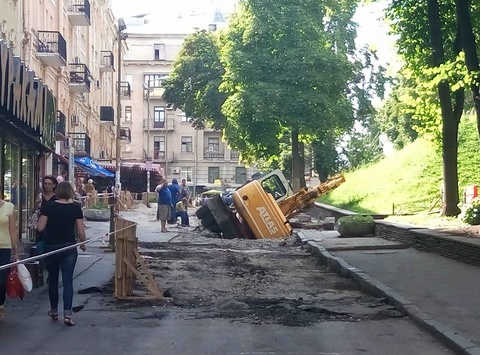 У Києві під асфальт провалився екскаватор
