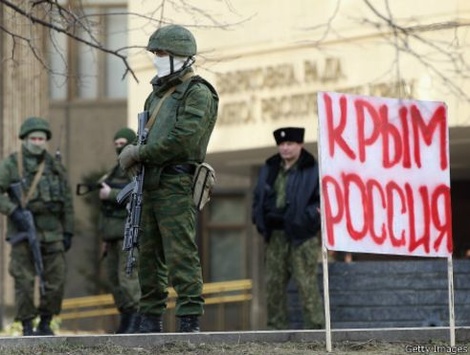 Окупанти у Криму виставляють блокпости з автоматниками 