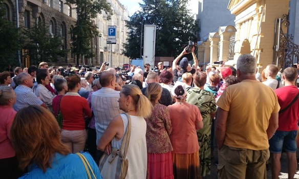 Савченко проводить мітинг біля Адміністрації президента 