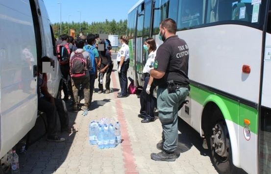 В Угорщині затримали українця за перевезення 33 мігрантів з Азії