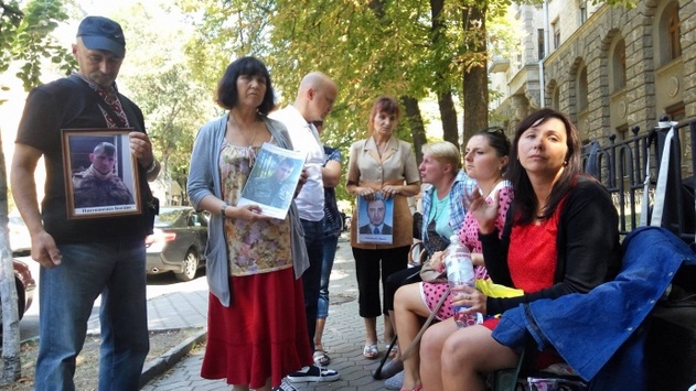 Матері полонених припиняють голодування на Банковій та їдуть у Донецьк 