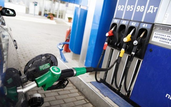 Бензин в Україні має коштувати дешевше мінімум на гривню