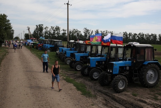 Російська поліція заблокувала кубанських фермерів, які їхали до Путіна на тракторах