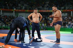 Олімпіада-2016. Тренер монгольських борців роздягнувся прямо на килимі через рішення суддів