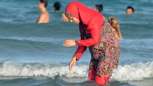 У Каннах оштрафували жінку за хіджаб на пляжі