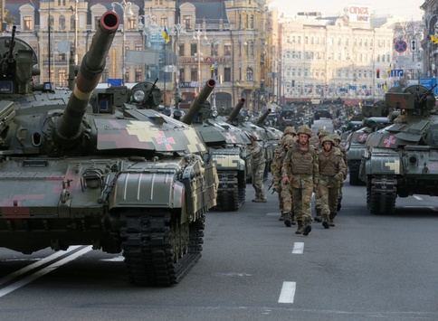 Військова техніка та військовослужбовці вже вишикувались у центрі Києва 