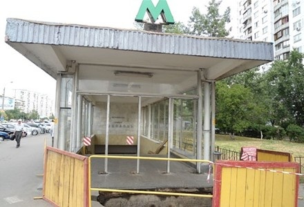 Через ДТП пошкоджено вхід на станцію метро «Оболонь»