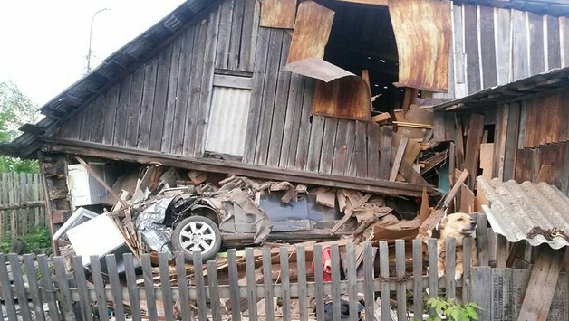 «Русский мир» навиворіт: автомобіль наскрізь пробив житловий будинок